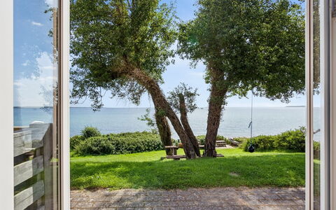 Bryngeir - 25M from the Sea: Gulvbelægning, Væg, Etage, Indretning, Træ, Loft, Trægulve, Belysning, Møbel, Laminat Gulv