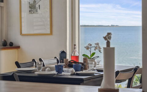 Bryngeir - 25M from the Sea: Gulvbelægning, Væg, Etage, Indretning, Træ, Loft, Trægulve, Belysning, Møbel, Laminat Gulv