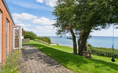 Bryngeir - 25M from the Sea: Gulvbelægning, Væg, Etage, Indretning, Træ, Loft, Trægulve, Belysning, Møbel, Laminat Gulv