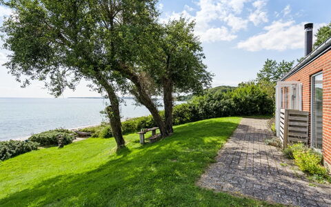 Bryngeir - 25M from the Sea: Gulvbelægning, Væg, Etage, Indretning, Træ, Loft, Trægulve, Belysning, Møbel, Laminat Gulv