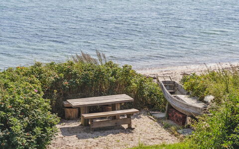 Bryngeir - 25M from the Sea: Gulvbelægning, Væg, Etage, Indretning, Træ, Loft, Trægulve, Belysning, Møbel, Laminat Gulv