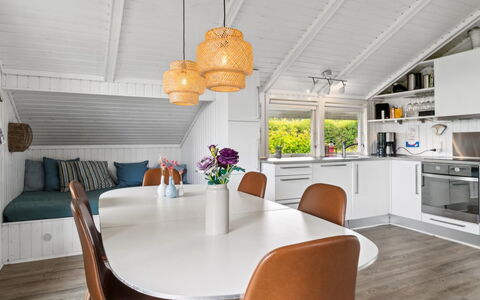 Lauha - 400M from the Sea: Møbel, Indretning, Gulvbelægning, Etage, Træ, Loft, Køkken, Lysarmatur, Countertop, Værelse