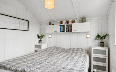 Lauha - 400M from the Sea: Soveværelse, Træ, Seng, Indretning, Sengetøj, Sengetøj, Møbel, Loft, Sengetøj, Etage