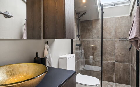 Lauha - 400M from the Sea: Badeværelse, Indretning, Sanitærarmatur, Gulvbelægning, Væg, Etage, Toilet, Toiletbræt, Badeværelsesskab, Loft