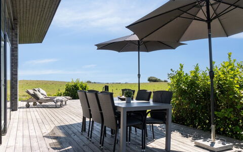 Bæver - 200M from the Sea: Træ, Hjem, Veranda, Dæk, Hårdttræ, Tag, Bejdse, Trægulve, Eco Hotel