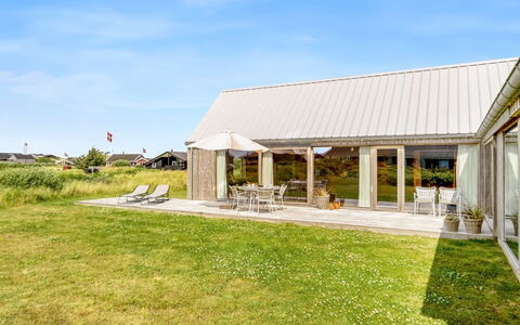 Onni - 250M from the Sea: Hus, Hjem, Tag, Boligområde, Sommerhus, Estate, Stuehus, Lawn, Landscaping, Sidespor
