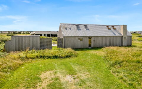 Onni - 250M from the Sea: Hus, Hjem, Tag, Boligområde, Sommerhus, Estate, Stuehus, Lawn, Landscaping, Sidespor