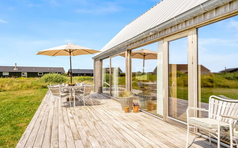 Onni - 250M from the Sea: Hus, Hjem, Tag, Boligområde, Sommerhus, Estate, Stuehus, Lawn, Landscaping, Sidespor