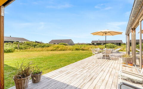 Onni - 250M from the Sea: Hus, Hjem, Tag, Boligområde, Sommerhus, Estate, Stuehus, Lawn, Landscaping, Sidespor