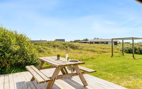 Onni - 250M from the Sea: Hus, Hjem, Tag, Boligområde, Sommerhus, Estate, Stuehus, Lawn, Landscaping, Sidespor