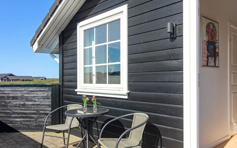 Winona - 600M from the Sea: Møbel, Indretning, Lejlighed, Gulvbelægning, Etage, Bord, Stol, Værelse, Hjem, Køkken & Spisebord