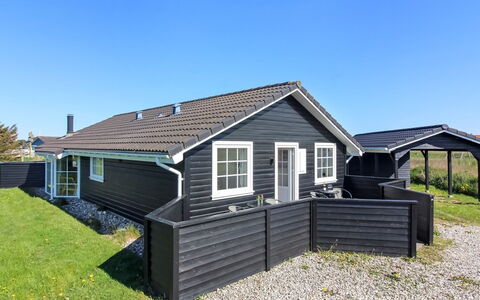 Winona - 600M from the Sea: Møbel, Indretning, Lejlighed, Gulvbelægning, Etage, Bord, Stol, Værelse, Hjem, Køkken & Spisebord