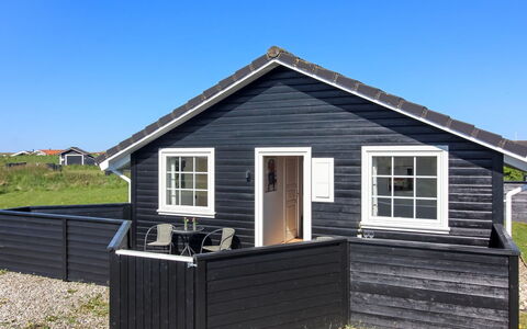 Winona - 600M from the Sea: Møbel, Indretning, Lejlighed, Gulvbelægning, Etage, Bord, Stol, Værelse, Hjem, Køkken & Spisebord