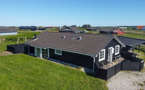 Winona - 600M from the Sea: Møbel, Indretning, Lejlighed, Gulvbelægning, Etage, Bord, Stol, Værelse, Hjem, Køkken & Spisebord