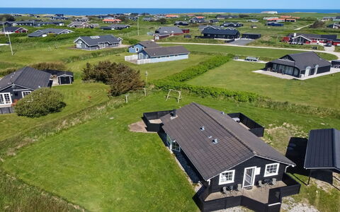 Winona - 600M from the Sea: Møbel, Indretning, Lejlighed, Gulvbelægning, Etage, Bord, Stol, Værelse, Hjem, Køkken & Spisebord