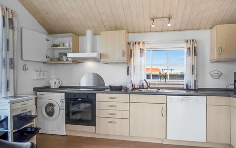 Winona - 600M from the Sea: Træ, Gulvbelægning, Etage, Møbel, Indretning, Loft, Køkken, Hjem, Countertop, Håndvask