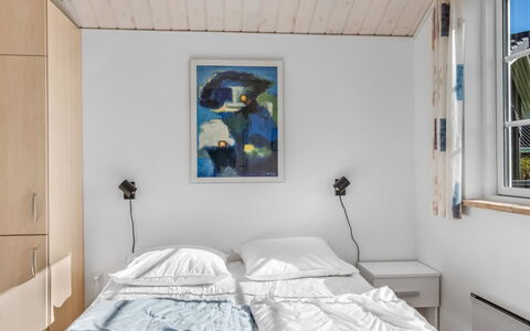 Winona - 600M from the Sea: Væg, Soveværelse, Indretning, Træ, Seng, Loft, Sengetøj, Etage, Møbel, Værelse