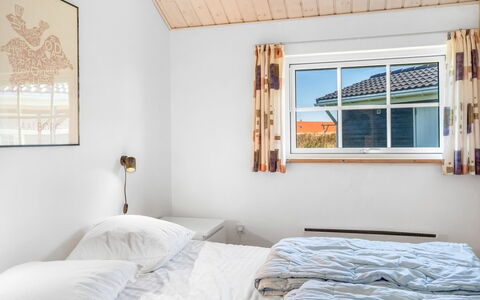 Winona - 600M from the Sea: Træ, Hjem, Soveværelse, Dør, Sommerhus, Loft, Seng, Dagslys, Skydevindue, Sengetøj