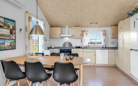 Winona - 600M from the Sea: Træ, Indretning, Loft, Køkken & Spisebord, Hjem, Møbel, Stol, Stue, Spisestue, Trægulve