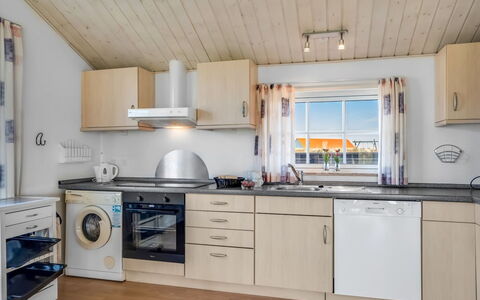 Winona - 600M from the Sea: Træ, Gulvbelægning, Etage, Indretning, Loft, Køkken, Møbel, Håndvask, Countertop, Sanitærarmatur