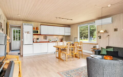 Gisella - 900M from the Sea: Træ, Loft, Hjem, Møbel, Etage, Sommerhus, Værelse, Hårdttræ, Bejdse, Stue