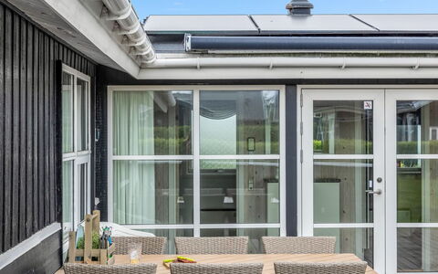 Dagmar - 500M from the Sea: Træ, Arkitektur, Dør, Hjem, Kompositmateriale, Stol, Glas, Veranda, Skygge, Dagslys