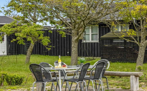 Dagmar - 500M from the Sea: Skygge, Have, Lawn, Landscaping, Gård, Backyard, Parkere, Udendørs Møbler, Walkway, Udendørs Bench