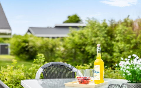 Dagmar - 500M from the Sea: Møbel, Bord, Udendørs Møbler, Stol, Udendørs Bord, Have, Køkken & Spisebord, Skygge, Lawn, Serveware