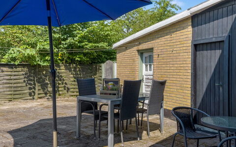 France - 5Km from the Sea: Møbel, Indretning, Gulvbelægning, Etage, Loft, Værelse, Stol, Bord, Lejlighed, Køkken & Spisebord