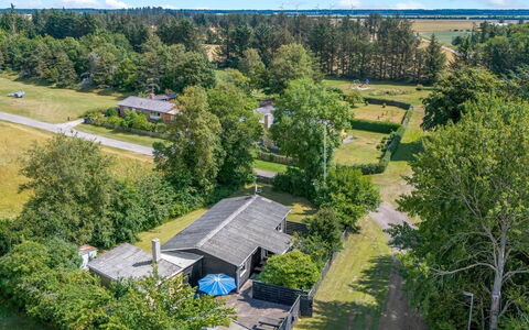 France - 5Km from the Sea: Møbel, Indretning, Gulvbelægning, Etage, Loft, Værelse, Stol, Bord, Lejlighed, Køkken & Spisebord