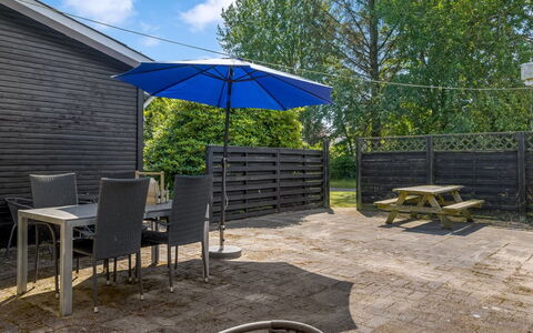 France - 5Km from the Sea: Møbel, Indretning, Gulvbelægning, Etage, Loft, Værelse, Stol, Bord, Lejlighed, Køkken & Spisebord