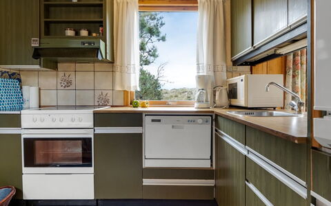 Kimi - 75M from the Sea: Køkken, Countertop, Større Bandage, Køkken Apparat, Indretning, Træ, Cabinetry, Møbel, Gulvbelægning, Komfur