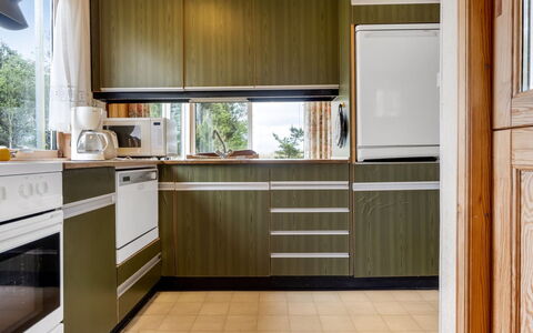 Kimi - 75M from the Sea: Køkken, Indretning, Cabinetry, Gulvbelægning, Træ, Countertop, Større Bandage, Køkken Apparat, Møbel, Etage