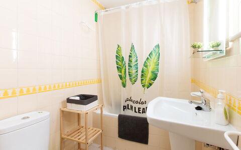 Happy House: Grøn, Blad, Plante, Træ, Biome, Græs, Fritid, Vedplante, Urban Design, Toner Og Skygger