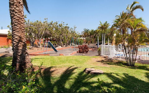 Bungalow Melocotones Pm49: Grøn, Blad, Plante, Træ, Biome, Græs, Fritid, Vedplante, Urban Design, Toner Og Skygger