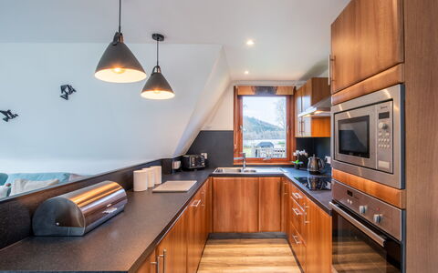 Lodge 6: Indretning, Køkken, Gulvbelægning, Møbel, Træ, Etage, Loft, Countertop, Belysning, Cabinetry