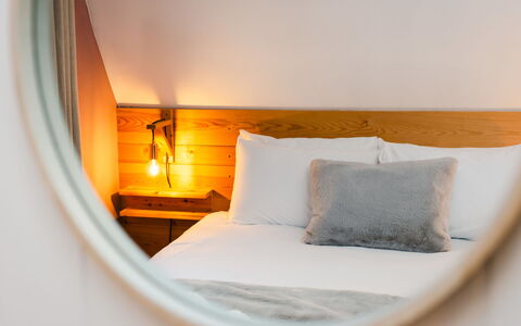 Lodge 6: Træ, Soveværelse, Indretning, Sengetøj, Sengetøj, Seng, Belysning, Møbel, Bed Frame, Etage