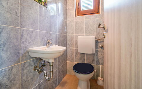 Dundo House: Badeværelse, Badeværelsesvask, Toiletbræt, Sanitærarmatur, Toilet, Væg, Håndvask, Gulvbelægning, Etage, Tap