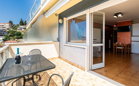 Casa Fiorita: Himmel, Ejendom, Møbel, Bord, Azure, Stol, Bygning, Vindue, Skygge, Arkitektur
