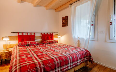 Family House: Ejendom, Møbel, Bygning, Komfort, Vindue, Træ, Textile, Indretning, Bed Frame, Etage