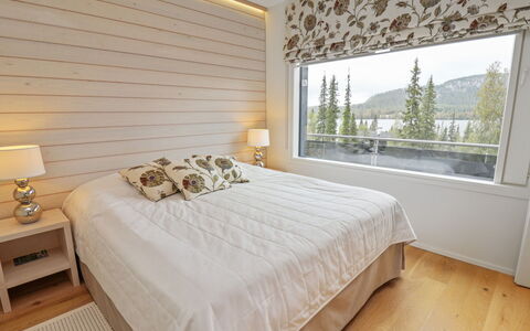 Holy Lake Chalet a: Indretning, Træ, Møbel, Gulvbelægning, Loft, Textile, Etage, Belysning, Seng, Soveværelse