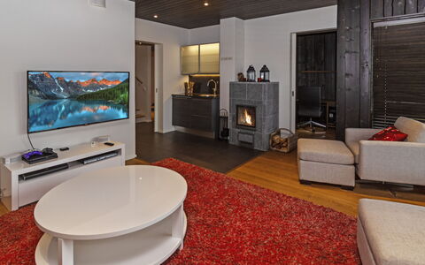 Holy Lake Chalet a: Møbel, Indretning, Gulvbelægning, Etage, Couch, Træ, Stue, Loft, Television, Værelse