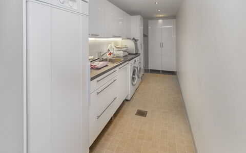Holy Lake Chalet a: Gulvbelægning, Etage, Indretning, Større Bandage, Loft, Værelse, Køkken, Countertop, Køkken Apparat, Cabinetry