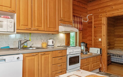 Karhupirtti: Træ, Gulvbelægning, Indretning, Køkken, Etage, Cabinetry, Loft, Møbel, Skuffe, Bejdse