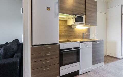 Skivillas 47 Ukkohalla (A8): Møbel, Indretning, Gulvbelægning, Etage, Bord, Loft, Køkken & Spisebord, Belysning, Stol, Hjem