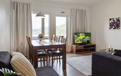 Skivillas 47 Ukkohalla (A8): Møbel, Indretning, Gulvbelægning, Etage, Bord, Loft, Køkken & Spisebord, Belysning, Stol, Hjem