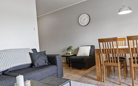 Skivillas 47 Ukkohalla (A8): Møbel, Indretning, Gulvbelægning, Etage, Bord, Loft, Køkken & Spisebord, Belysning, Stol, Hjem