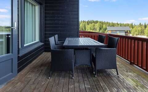 Skivillas 47 Ukkohalla (A8): Møbel, Indretning, Gulvbelægning, Etage, Bord, Loft, Køkken & Spisebord, Belysning, Stol, Hjem