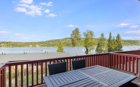 Skivillas 47 Ukkohalla (A8): Møbel, Indretning, Gulvbelægning, Etage, Bord, Loft, Køkken & Spisebord, Belysning, Stol, Hjem