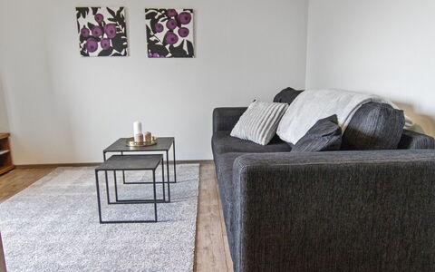 Skivillas 47 Ukkohalla (A8): Møbel, Indretning, Gulvbelægning, Etage, Bord, Loft, Køkken & Spisebord, Belysning, Stol, Hjem